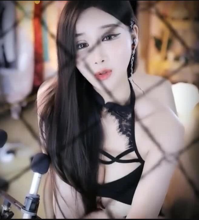 小恩雅剧情女王调教处男小狗