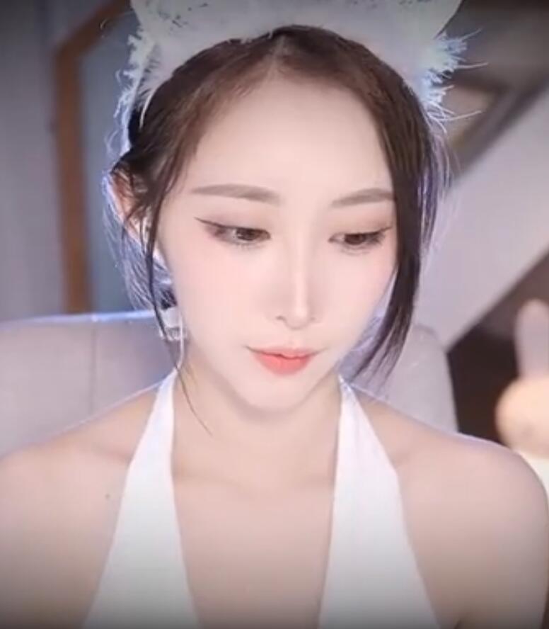 12345.jpg ASMR 耳部清洁,芦荟胶耳部按摩,口腔音 _ 周童潼